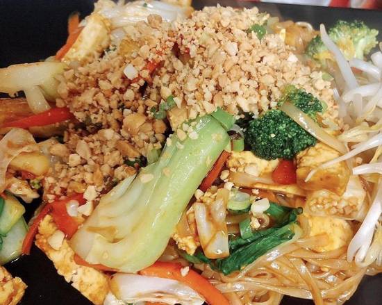 Vegetable and Tofu Pad Thai (Phở xào rau, đậu phụ kiểu Thái)