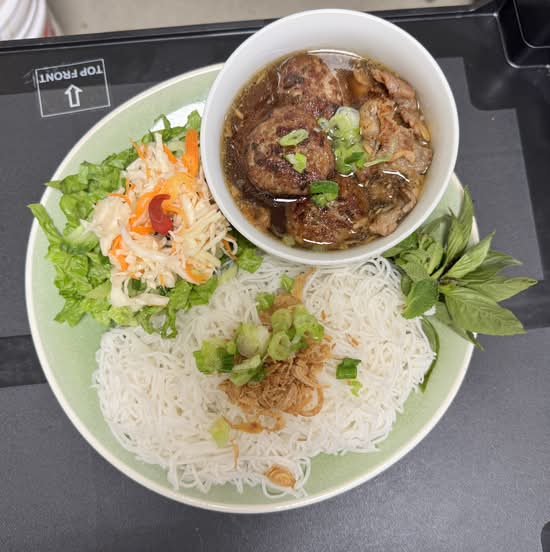 Bún chả Hà Nội( chả, thịt nướng)/ Vermicelli salad bowl with pork patties and grilled pork
