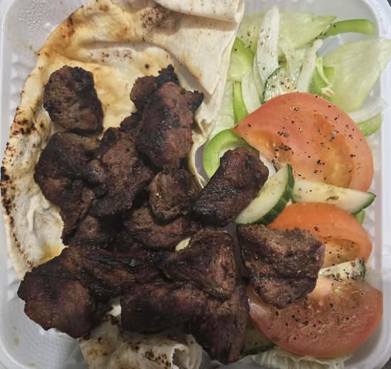 Brochette de poulet 1/2 KG (2) +Salade + Houmous + Sauce à l'ail / Beef Skewer 1/2KG (2) + Salad + Hummus + Garlic Sauce