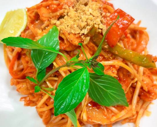 Chicken Pad Thai( Onion,Bell Peppers, Bean Sprout, Shredded carrots,Egg and Crush Peanuts)