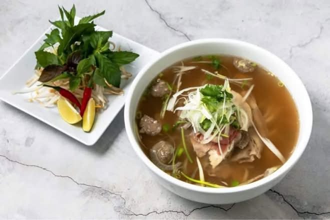 P05. Rare Beef and Beef Flank Noodle Soup - Pho Tai Nam