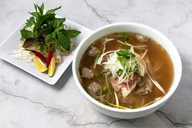 P04. Rare and Well-Done Beef Noodle Soup - Pho Tai Chin