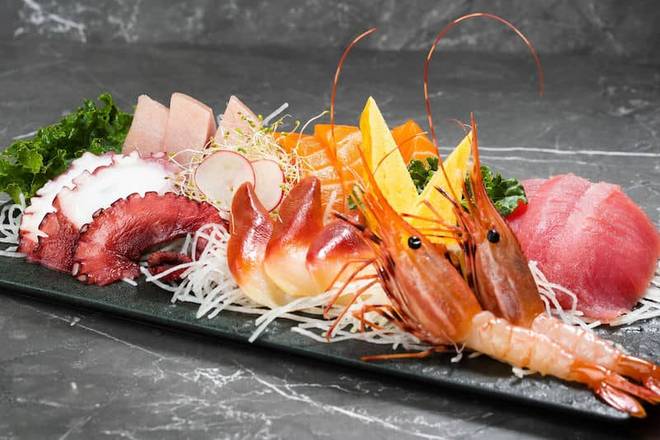 Assorted Sashimi (17 pcs)