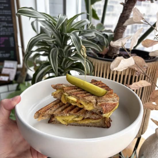 GRILLED CHEESE AUX CORNICHONS / DILL PICKLE GRILLED CHEESE