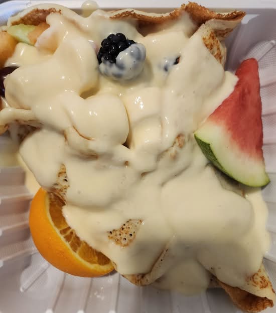 Crêpes avec fruits frais et crème anglaise (Crepes with Fresh Fruits and English Cream)