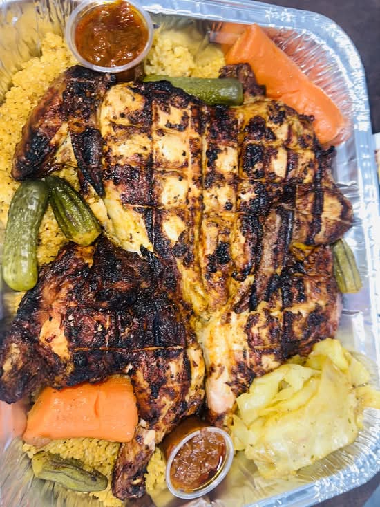 Tchieb Clair au Poulet entier : riz cassé sénégalais cuit dans la sauce clair accompagné de poulet entier et légumes.