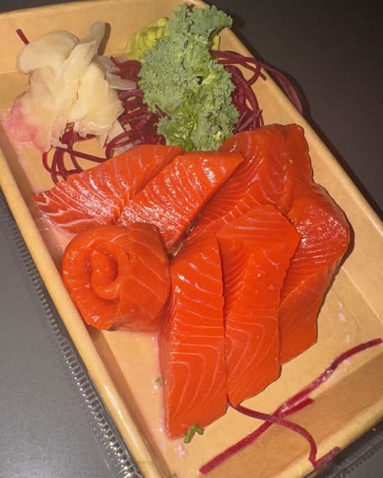 Sockeye Salmon Sashimi (8 pcs)