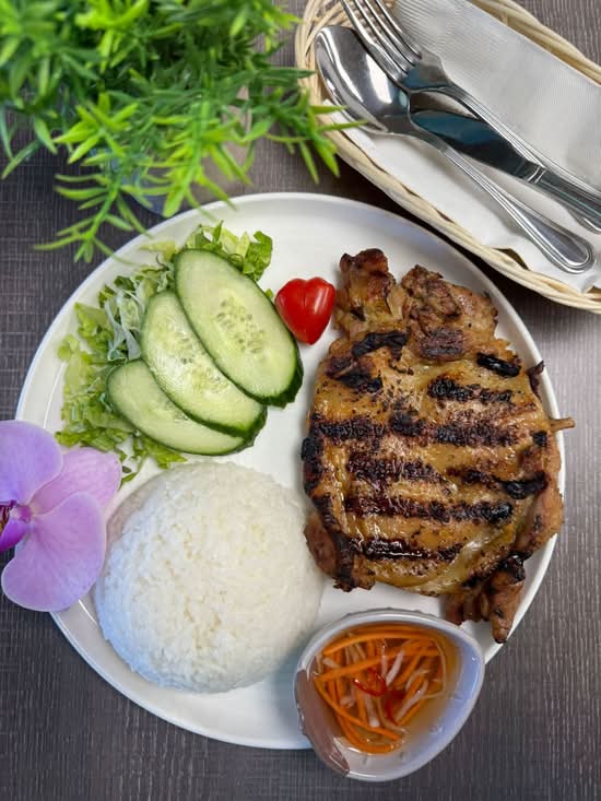 Com Ga Nuong Sa / Grilled Lemongrass Chicken with Rice