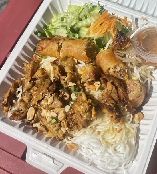 Bún Thịt Nướng, Chả Giò