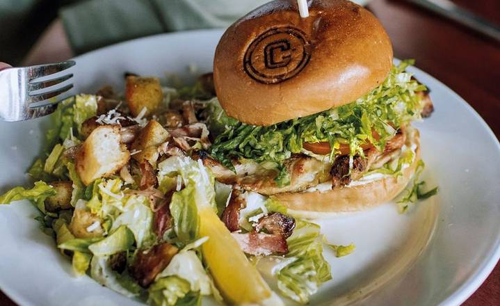 Burger poulet & César / Chicken burger & Caesar salad