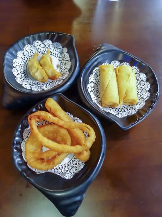 2 pcs  Beef Gyoza  2 pcs Veg Spring Roll,2 calamari