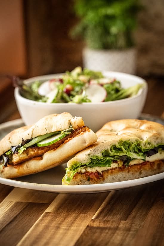 Sandwich Halloumi and Essence De Roquette