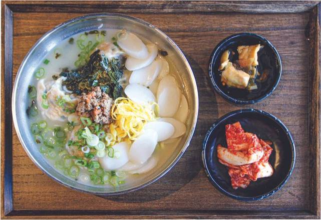 Rice Cake Dumpling Soup(Dduk Mandu Guk)