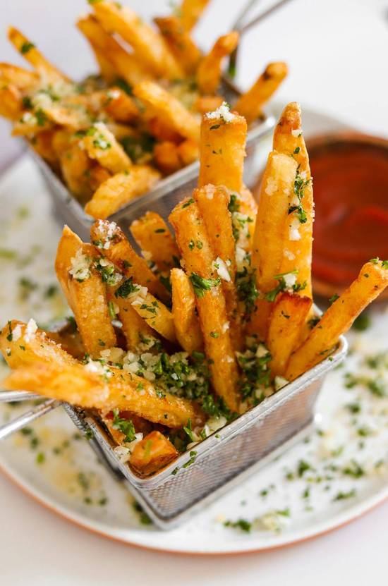 Masala fries with Garlic dip