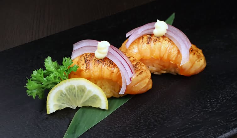 Seared Salmon Nigiri (2 pcs)