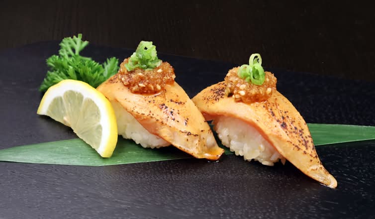 Seared Tuna Nigiri (2 pcs)