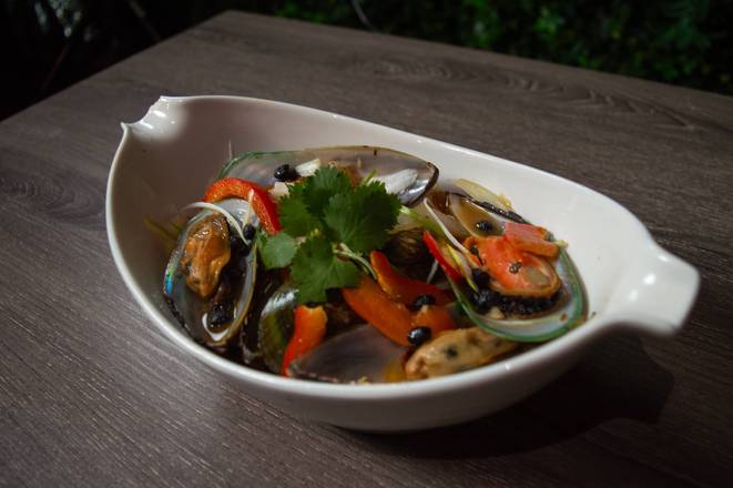 A13. Stir Fried Mussels with Black Bean Sauce (Chem Chep Xao Tuong Den)