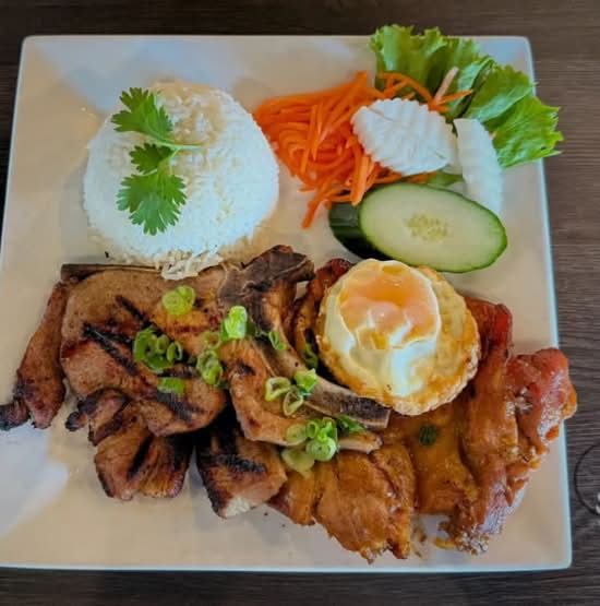 R10. BBQ PORK CHOP, BBQ CHICKEN, FRIED EGG W. STEAMED RICE (CƠM SƯỜN NƯỚNG, GÀ NƯỚNG, VỚI TRỨNG ỐP)