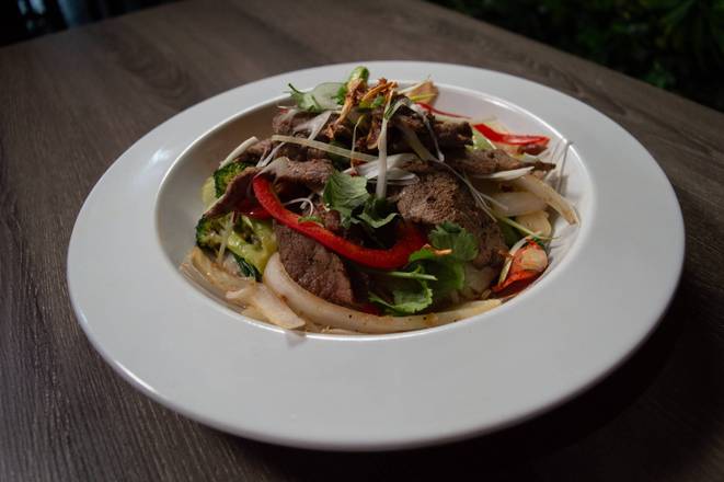 R7. Stir Fried Beef with Vegetables on Steamed Rice (Com Bo Xao Rau)