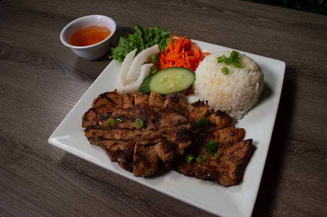 R1. Steamed Rice with BBQ Pork Chop or BBQ Chicken (Com Suon Hoac Ga Nuong)