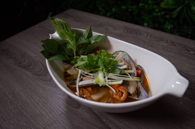 A12. Steamed Mussels in White Wine with Garlic, Onion, Lemongrass, and Basil (Chem Chep Hap)