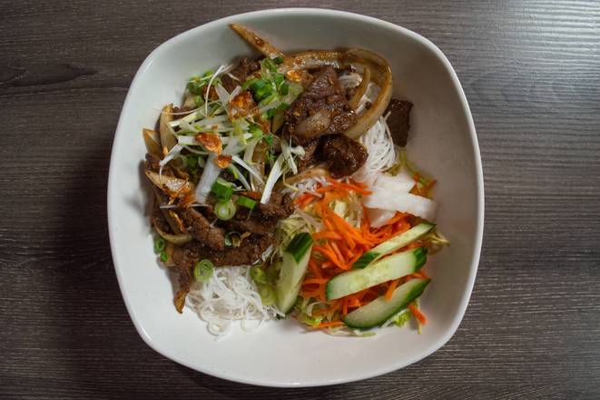 V8. Vermicelli, Stir fried Beef, and Onion (Bun Bo Xao Hanh Tay)