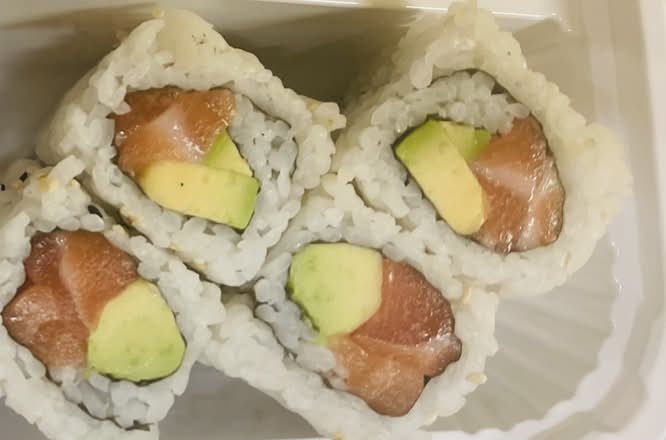 Salmon +avocado roll (8pcs)