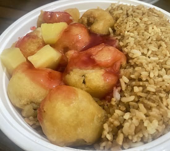 C. Poulet aux ananas et riz frit au poulet / Pineapple Chicken and Chicken Fried Rice