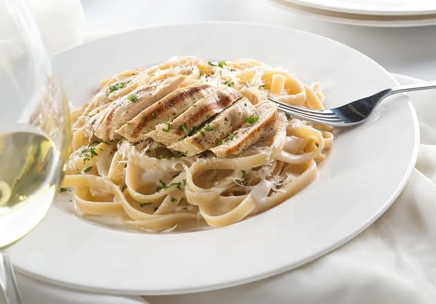 Family pack chicken Alfredo pasta.( 6 people )