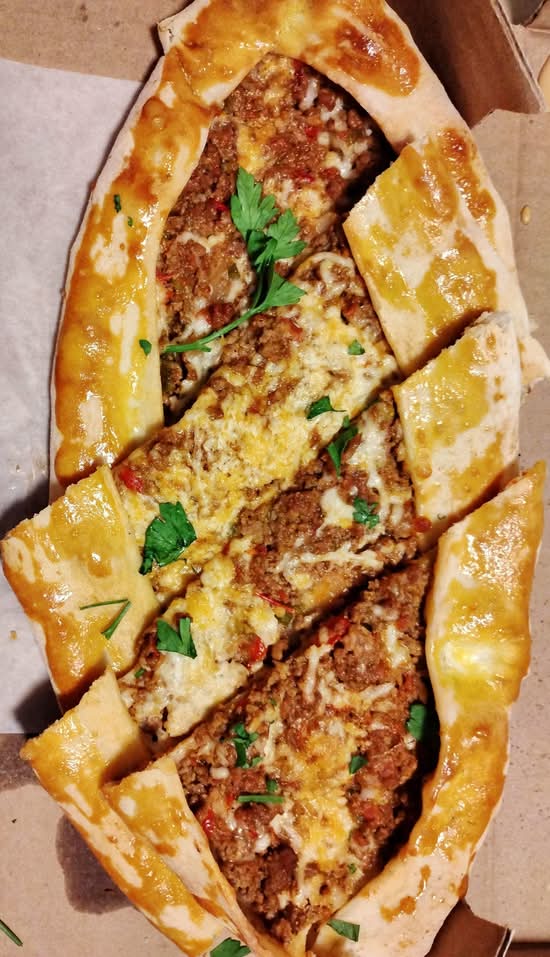 Pide Viande et Fromage / Meat and Cheese Pide
