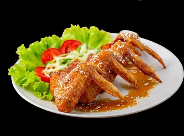 Ailes de Poulet Frit Mélangé dans Une Sauce De Poisson (Deep-Fried Chicken Wings Tossed in House Fish Sauce)
