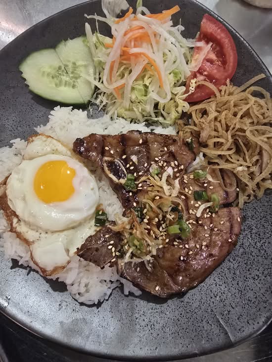 Riz Côtelette de Porc, Porc Émincé, et œUf au Plat (Pork Chop, Minced Pork, and Fried Egg)