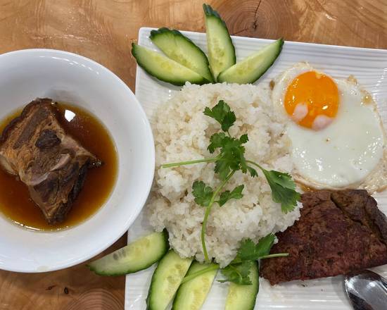18. Xôi Thập Cẩm (Pate Sticky Rice with Fried Egg, and Braised Pork)