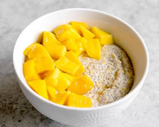 CREAMY COCONUT-MANGO CHIA PUDDING