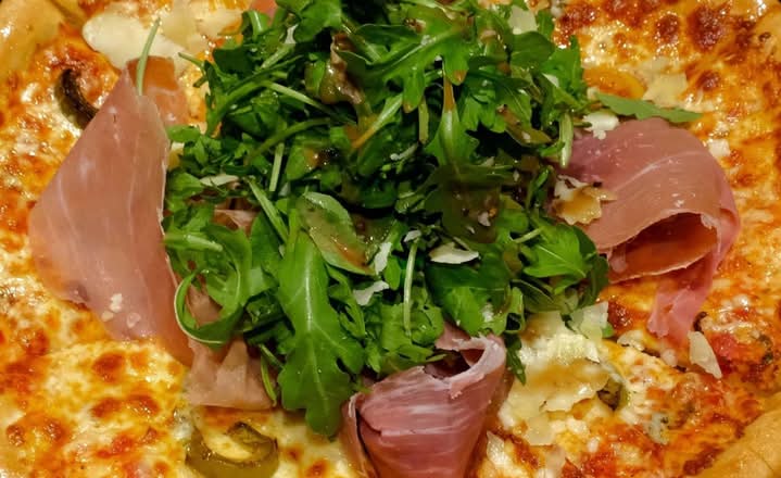 Pizza Prosciutto et Roquette / Prosciutto and Arugula Pizza
