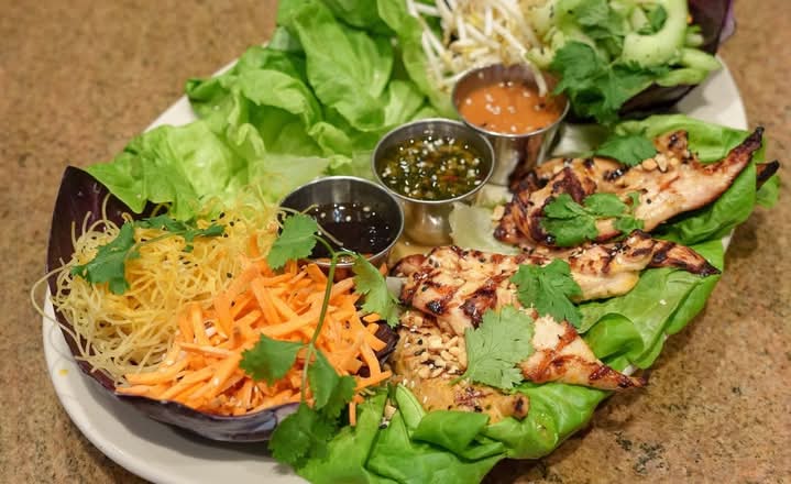 Wrap de laitue au poulet satay / Satay Chicken Lettuce Wraps