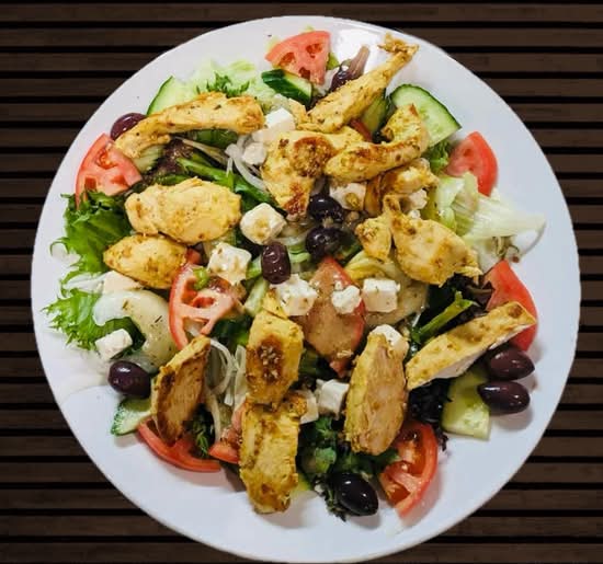 Salade Grecque avec Poulet Grillé / Greek Salad with Grilled Chicken