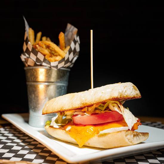 Sandwich au poulet cajun et fromage cheddar / Cajun chicken + cheddar sandwich