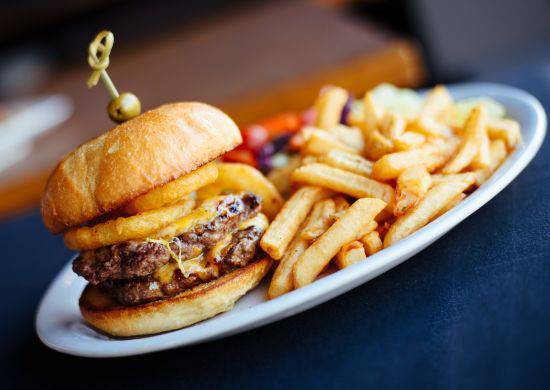 🍔🔥 Jay C’s Burger – Le classique qui frappe FORT! 🔥🍔