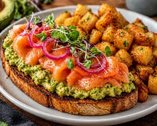 🥑🔥 Rôtie Avocat & Saumon Fumé – Fraîcheur + luxe à chaque bouchée!