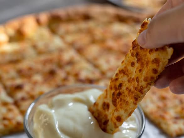 Garlic Fingers With Garlic Sauce