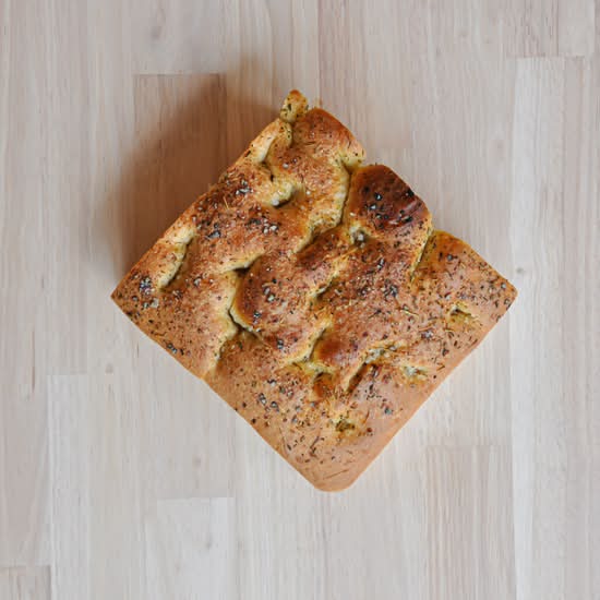 Focaccia fines herbes et huile d'olive / Focaccia with herbs and olive oil