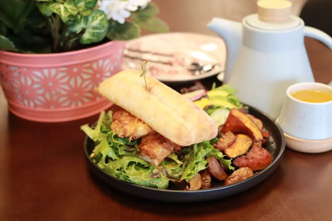 Chicken Sandwich (Served with Potatoes)
