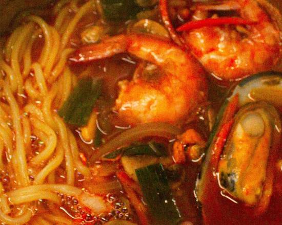 26. Spicy Seafood Noodles (Nouilles epices avec fruits de Mer)