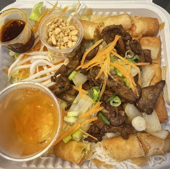 Vermicelles avec des Rouleaux de Printemps / Vermicelli with Vegetarian Eggrolls