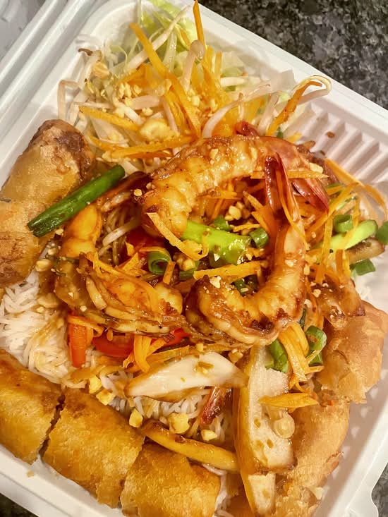 Vermicelles aux Crevettes Sautées avec des Rouleaux de Printemps / Fried Shrimps Vermicelli with Vegetarian Eggrolls