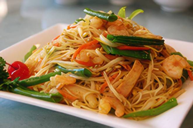 108. Singapore Style Fried Vermicelli with BBQ Pork and Shrimp