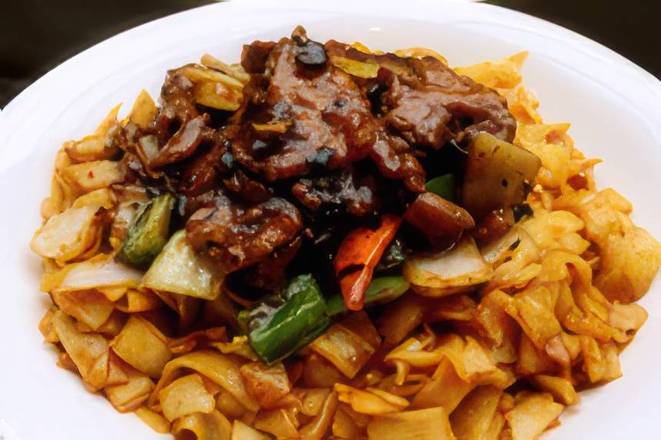 107. Rice Noodle with Beef in Black Bean Sauce