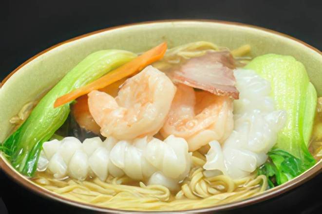 113. Noodle Soup with Mixed Meat and Seafood