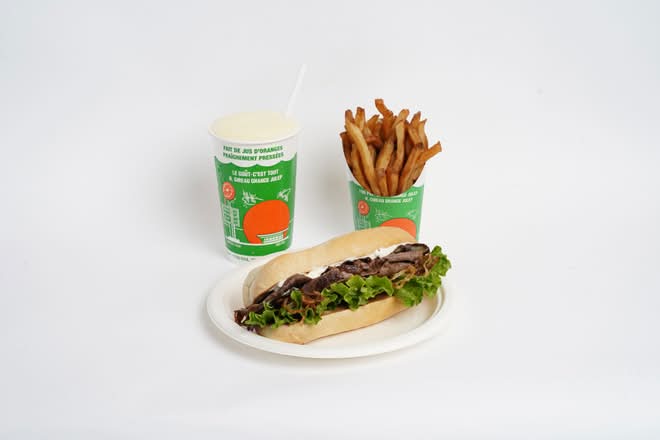 Sandwich au Steak avec Fromage, Oignons Grillés et Moutarde / Steak Sandwich with Cheese, Grilled Onions and Mustard